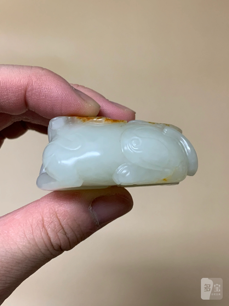 清 白玉红皮巧雕双獬豸镇纸 - 图5